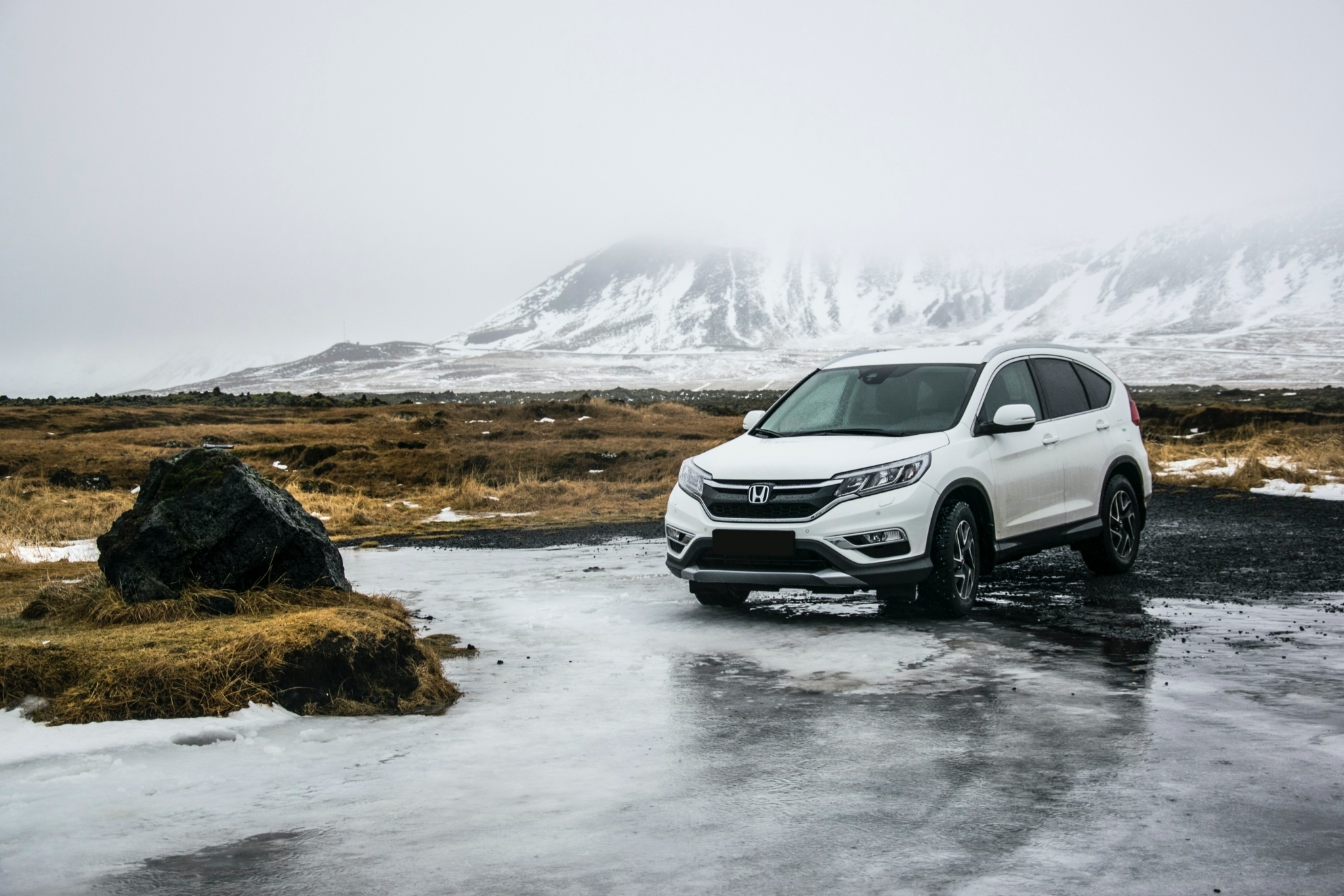 A car making its way through the South Island on one of the best New Zealand road trips